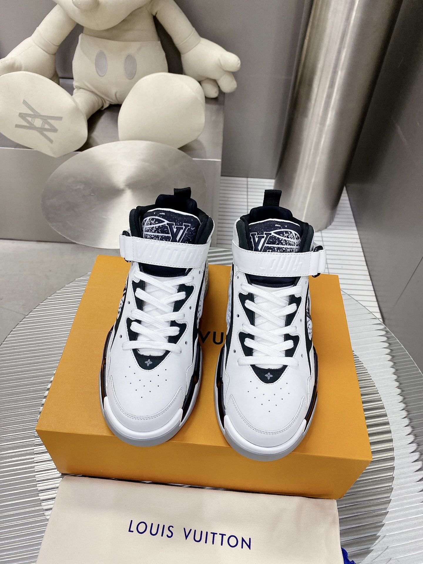 L0vis Vvtt0n Women’s Sneaker LV Trainer 2 White For Women LV