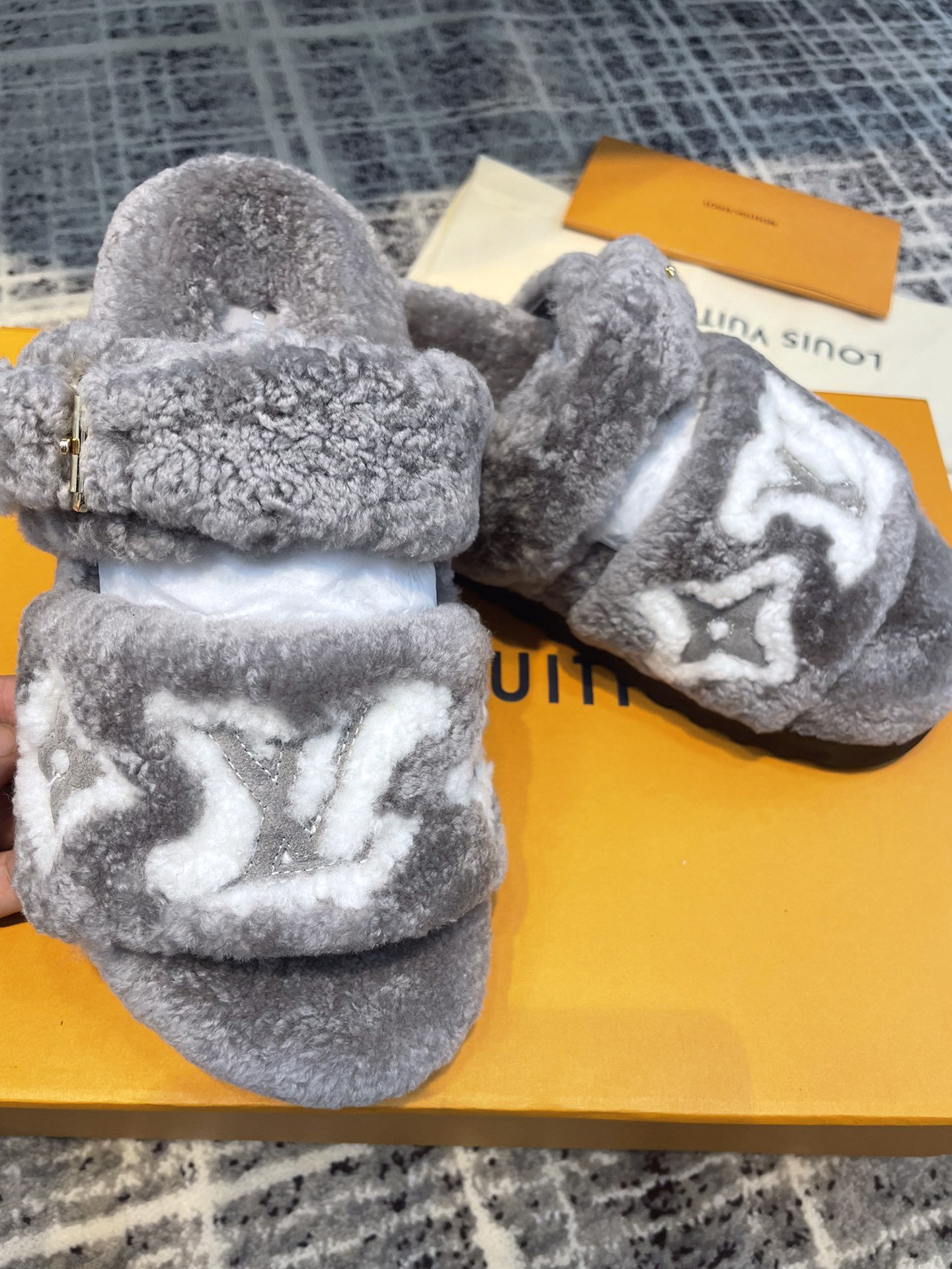 L0vis Vvtt0n Women’s Paseo Flat Comfort Mule Grey For Women LV