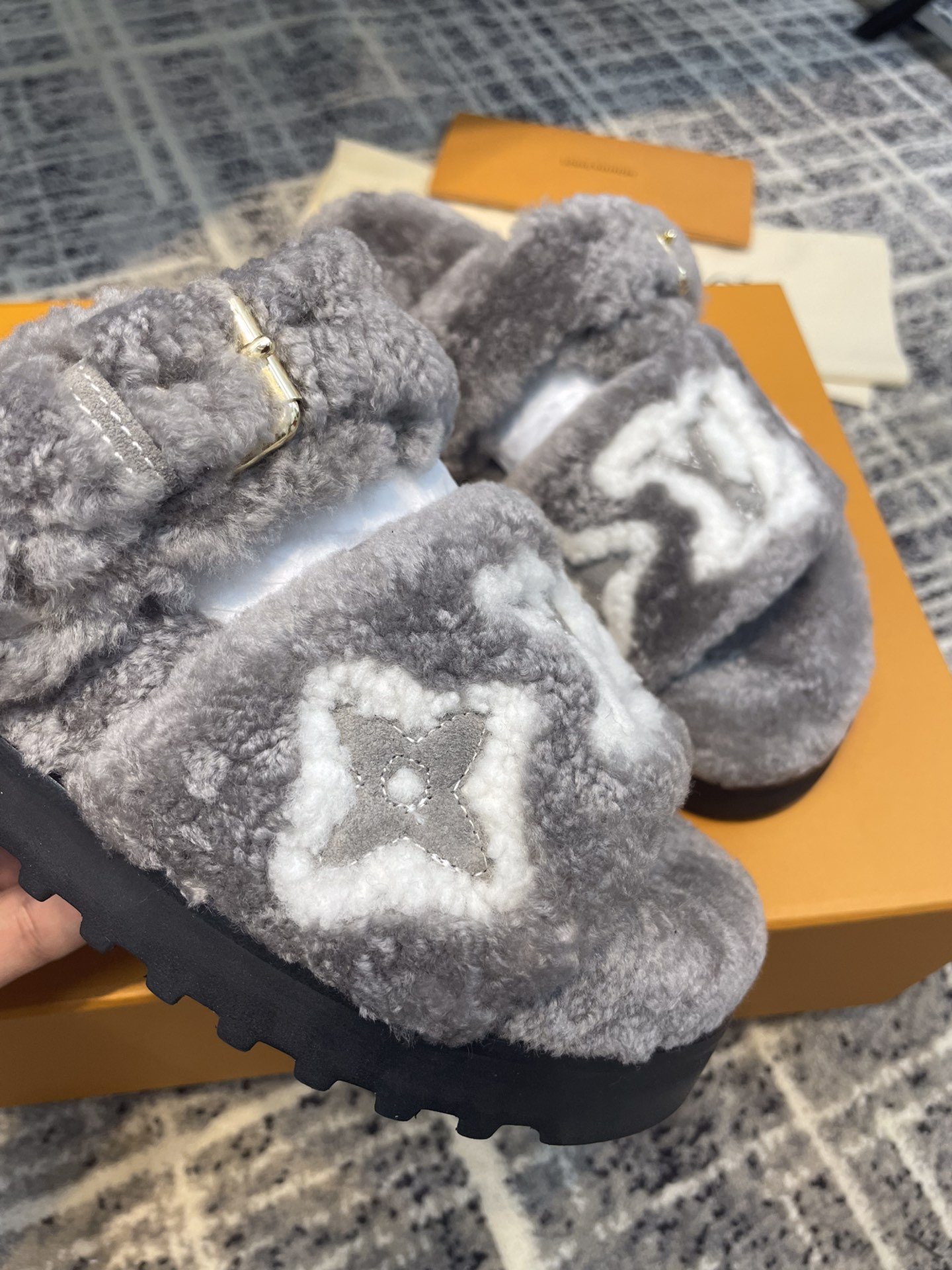 L0vis Vvtt0n Women’s Paseo Flat Comfort Mule Grey For Women LV