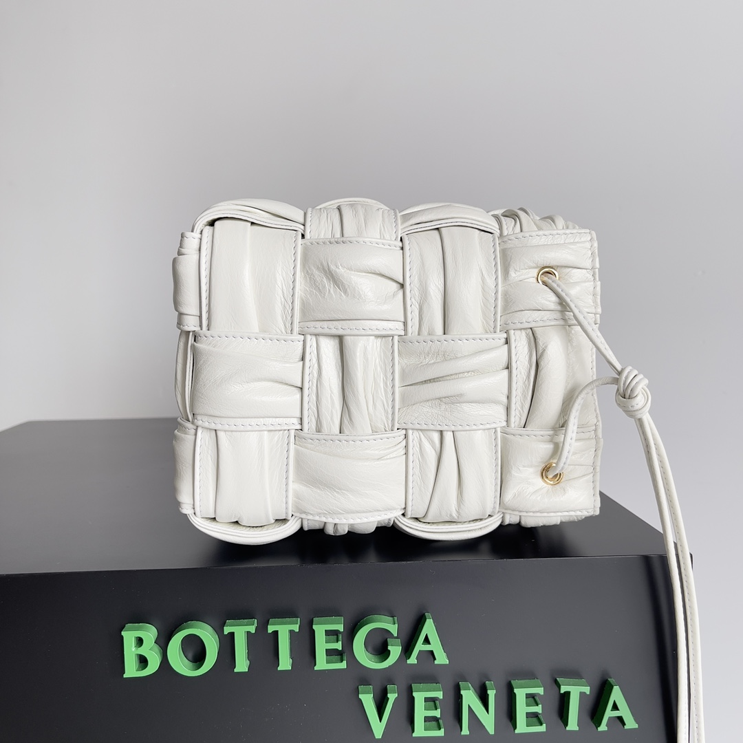 B0tt*ga Ven*ta Small Cassette Bucket Bag White, For Women, Women’s Bags 7.1in/18cm 717187V2FY39009