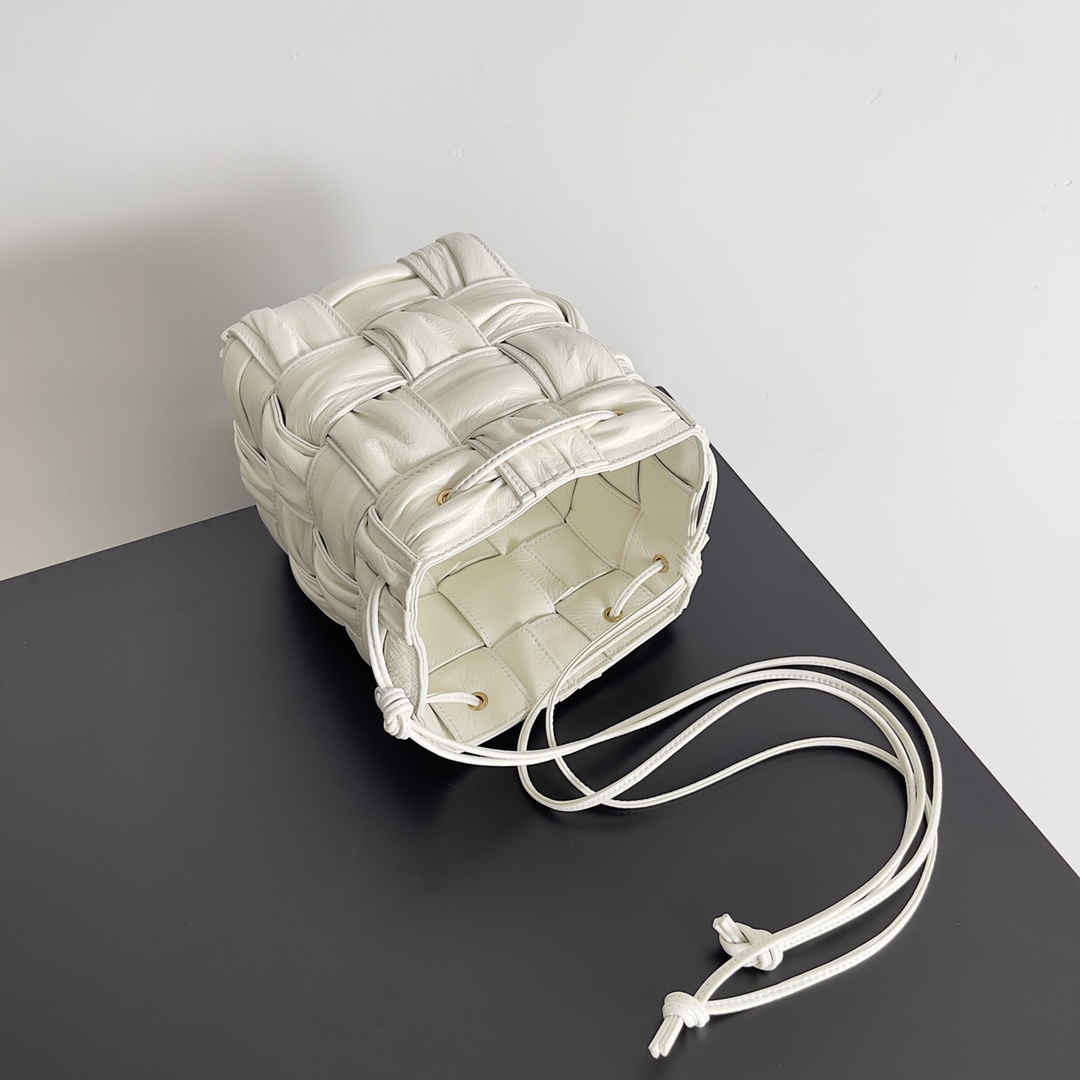 B0tt*ga Ven*ta Small Cassette Bucket Bag White, For Women, Women’s Bags 7.1in/18cm 717187V2FY39009